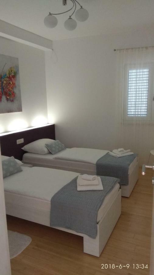 Apartments Niana With Heated Seawater Swimingpool Donji Okrug  المظهر الخارجي الصورة